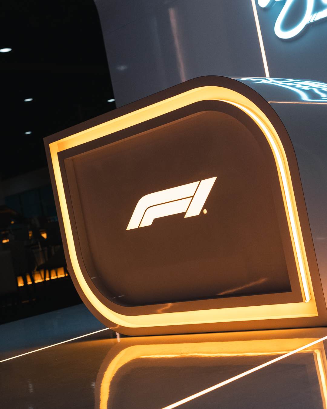 F1 Wynn Grid Club Sign